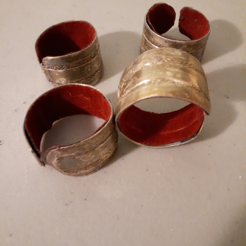 Set of 4 Vintage Napkin rings.